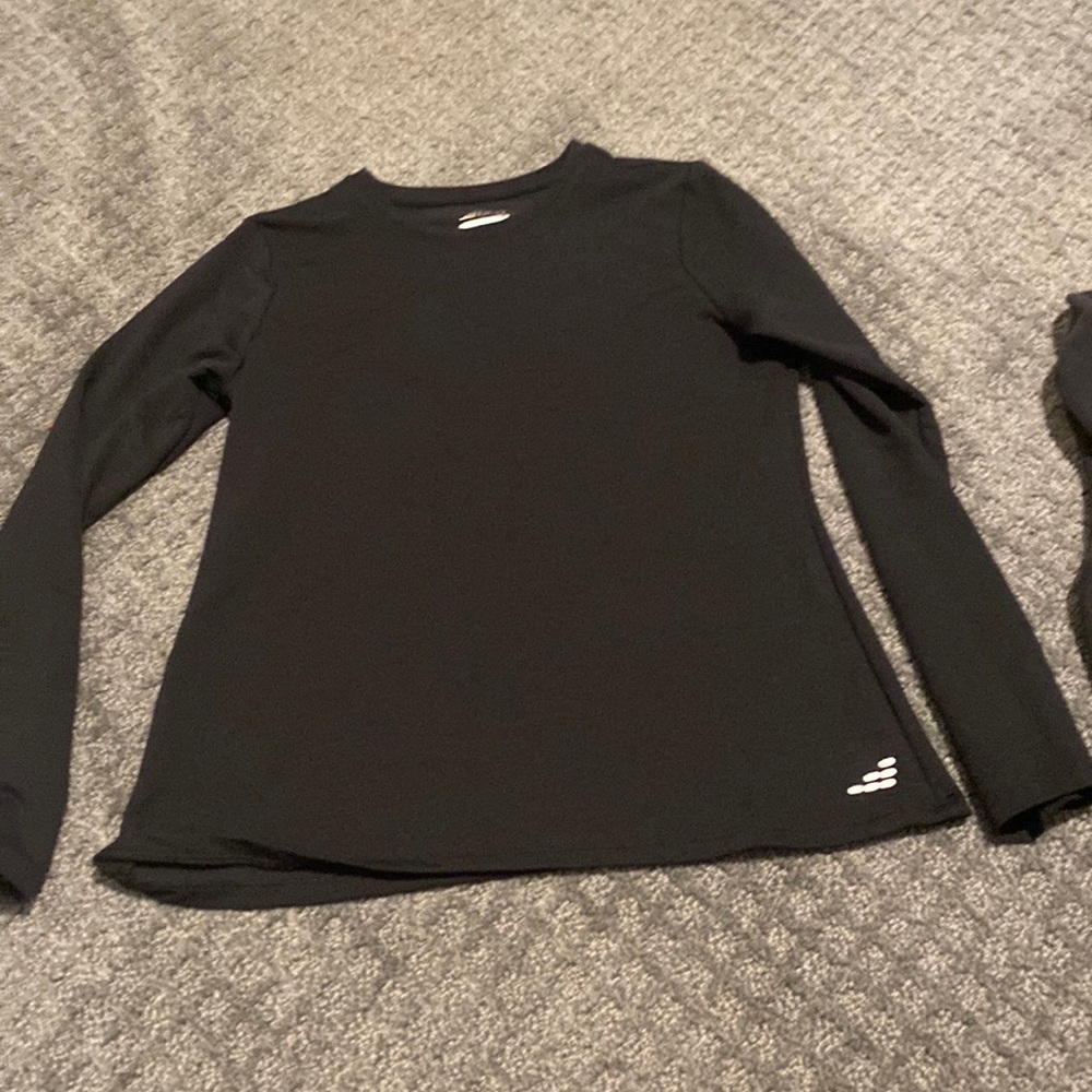 black athletic shirt